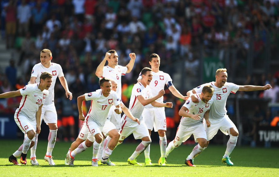 Polska reprezentacja po wygranej serii rzutów karnych w meczu ze Szwajcarią