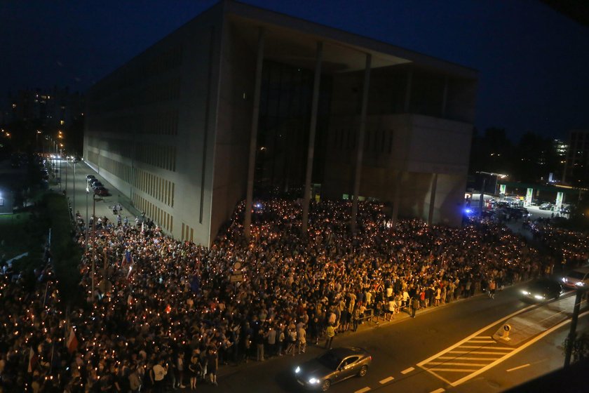 Manifestacja przed Sadem Okregowym w Katowicach przeciwko reformie sadownictwa