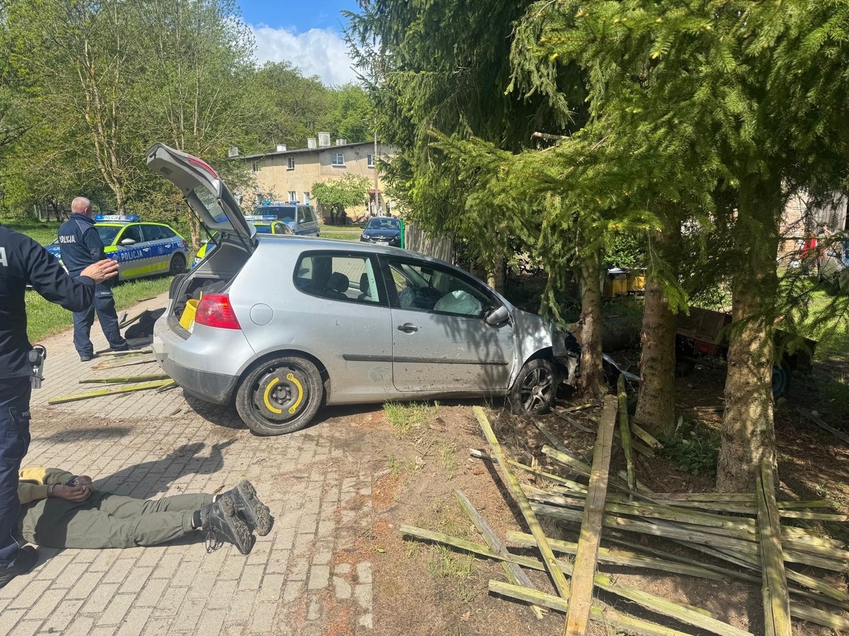 Pościg zakończony celową czołówką z policją. W aucie mieli wszystko, czego nie wolno
