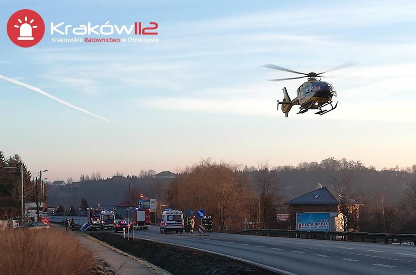 Auto wypadło z zakopianki. Trzy osoby ciężko ranne