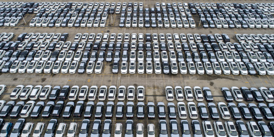 W niektórych fabrykach niemal gotowe auta wyjeżdżają z hal na place, gdzie następnie oczekują na dostawy półprzewodników