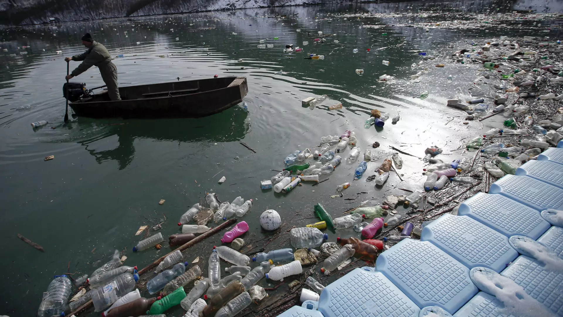 Bakterie z jezior "lubią" plastik. Może to pomóc w walce z tym zanieczyszczeniem
