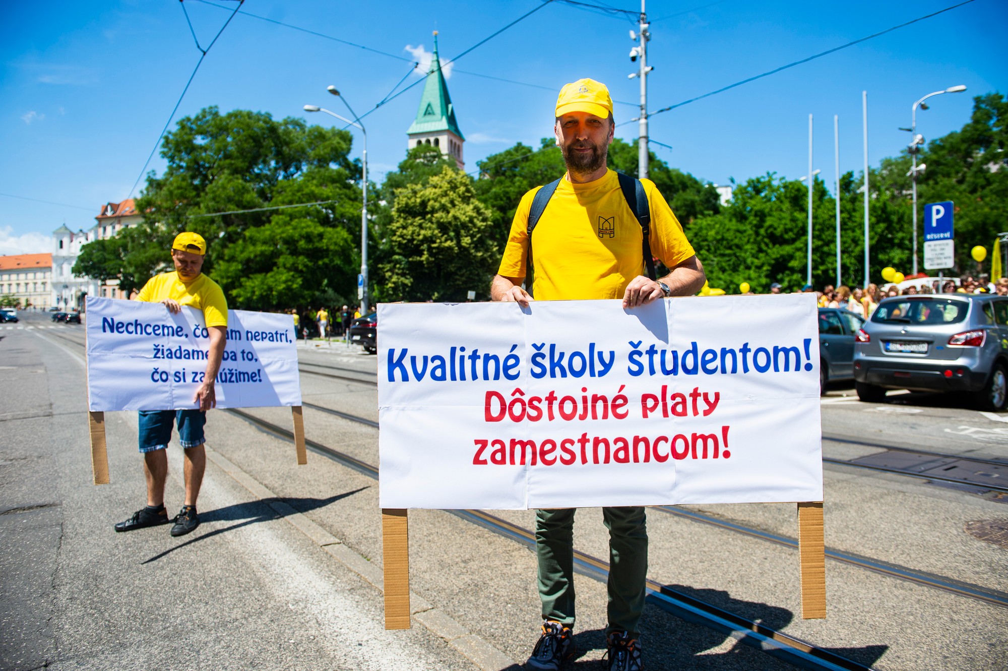Účastníci protestu Odborového zväzu pracovníkov školstva a vedy na Slovensku na Námestí SNP v Bratislave.