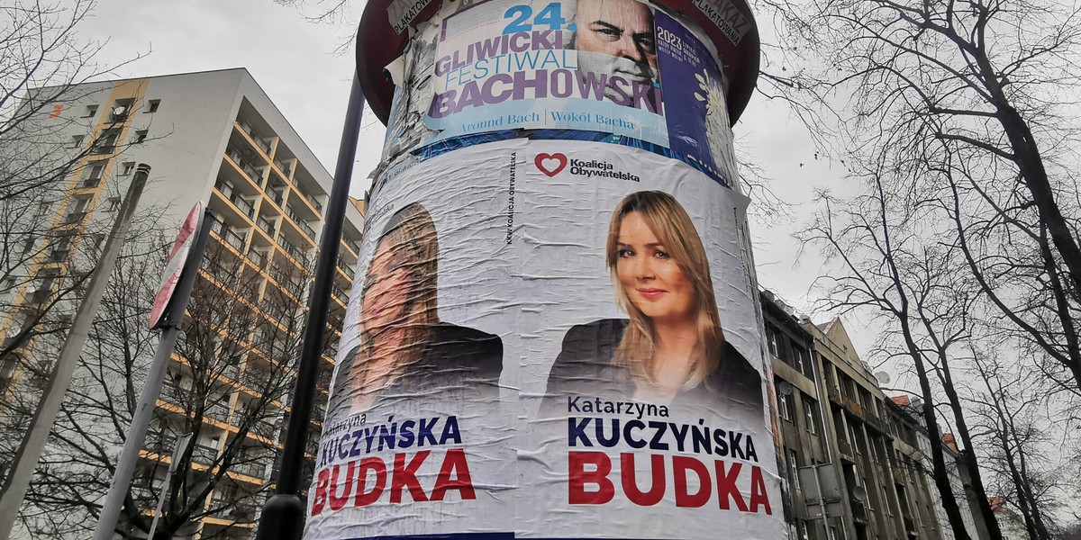 Plakaty wyborcze kandydatki na prezydent Gliwic.