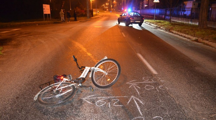 A biciklis lány az autó alá szorult, az még gurult néhány métert / Fotó: Police.hu