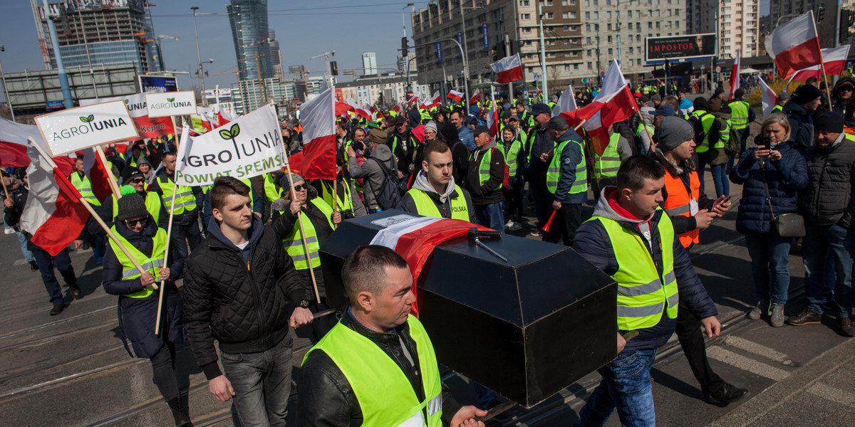 Protestujący zjawili się w centrum stolicy o 10:00, planują przejść pod Sejm i Senat. "Nie może tak być, że zwierzęta są ważniejsze od ludzi". "Ta ustawa jest antyludzka. Trzeba ją w całości odrzucić" - mówił przed rozpoczęciem protestu przewodniczący OPZZRiOR Sławomir Izdebski.