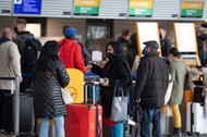 26 November 2021, Hessen, Frankfurt_Main: Passengers wait in front of the check-in counters at Frankfurt Airport. German authorities announced restrictions on flights to South Africa on Friday, amid fears of a new virus variant there, even as they work to shore up its health care network amid a pandemic virus wave already infecting tens of thousands new people every day. Photo: Boris Roessler/dpa Dostawca: PAP/DPA.