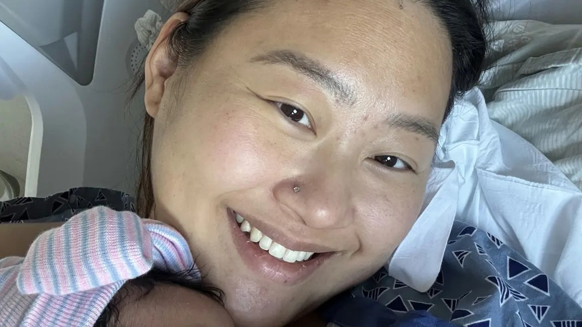 Mamička si našla prsník na netradičnom mieste.