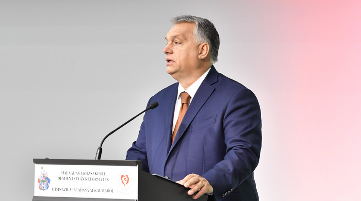 Orbán Viktor miniszterelnök beszédet mond a XXII. kerületi, Rózsakerti Demjén István Református Általános Iskola és Gimnázium új középiskolai épületének átadása alkalmából tartott hálaadó istentiszteleten / Fotó: MTI/Máthé Zoltán 