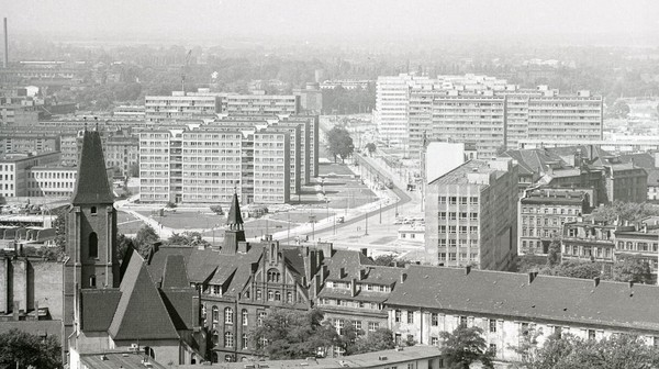 Popowice, Polanka, Nowy Dwór, Muchobór, Kozanów, Gądów, Kosmonautów… Wielka wrocławska płyta pozostanie jeszcze z nami na długie lata.