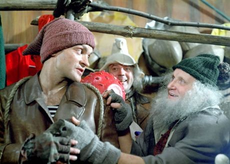 PHOTO: EAST NEWS/POLFILMKingsajzrez: Juliusz Machulskiprod: Andrzej Sołtysik, Zespół 'Kadr' 1987Jacek Chmielnik-Olo JedlinaNNWykorzystanie w reklamie, przetwarzanie, fotomontaż- ZABRONIONE bez pisemnej zgody Agencji liliputy krasnoludek krasnale krasnoludki krasnal czapeczka broda  mezczyzni ludzie rozmowa lumpy lumperia dziurawe rekawiczki