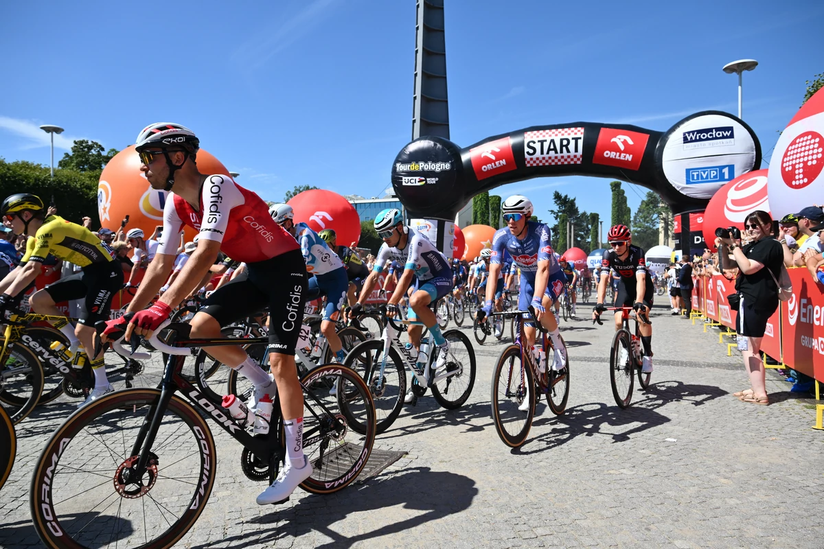  Makabryczny wypadek na trasie Tour de Pologne. Kolarz uderzył w betonowy przepust wodny