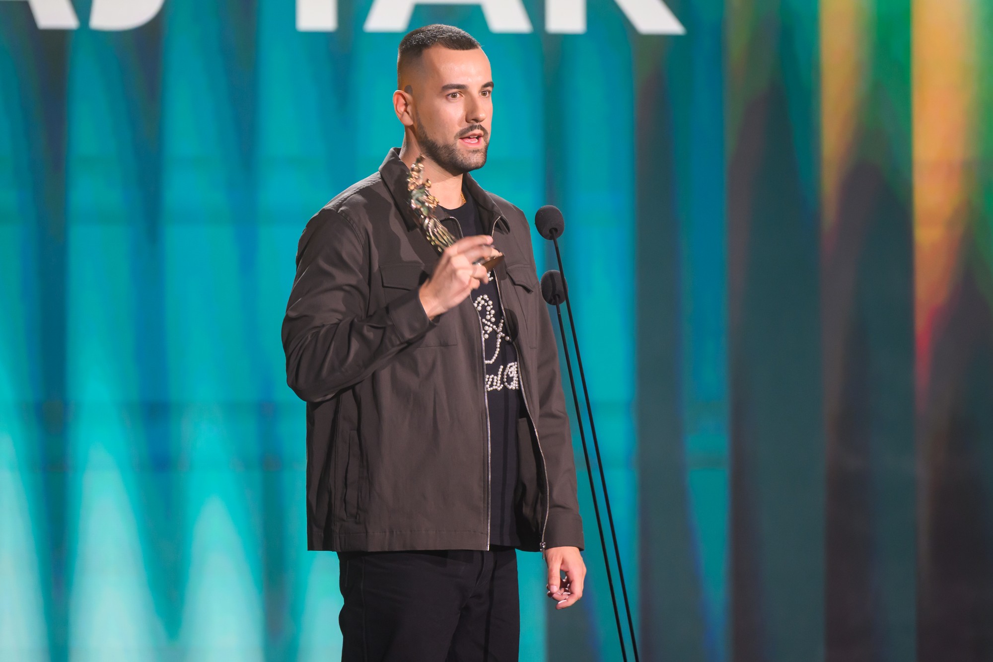 Hudobník Patrik Kosa, známy pod umeleckým menom SpecialBeatz, si preberá ceny SOZA v kategóriách Najúspešnejsí autor hudobných diel v online a Najúspešnejšia skladba online za Nehaj tak. 