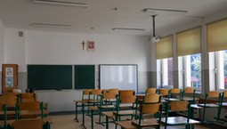 „Nauczyciel się na mnie uwziął”. Jak powinni reagować rodzice, gdy dziecko czuje się niesprawiedliwie traktowane