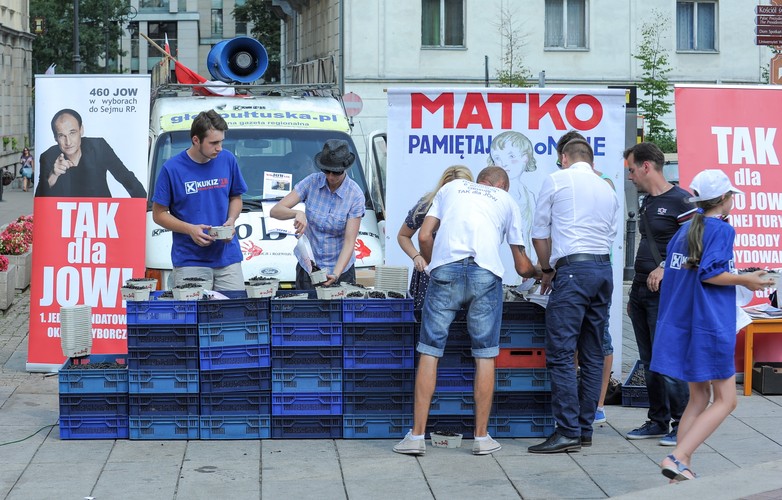 Zwolennicy Pawła Kukiza rozdają porzeczki