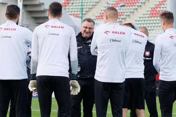 Selekcjoner piłkarskiej reprezentacji Polski Czesław Michniewicz (C-tył) podczas treningu kadry w Warszawie