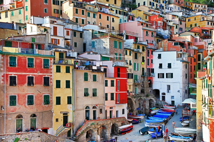 Riomaggiore<br><br>Jeden z najbardziej bajkowych zakątków riwiery liguryjskiej i wpisanego na listę światowego dziedzictwa kulturalnego i przyrodniczego UNESCO, Cinque Terre. Dzięki temu, że przez setki lat region ten był niemal odcięty od reszty Włoch, do dziś można tu znaleźć wiele zupełnie dziewiczych miejsc. Riomaggiore to perełka pośród nich: wciśnięte pomiędzy skały miasto złożone z kolorowych kamienic i opryskujące je morze. Chcesz romantycznego otoczenia - trudno o lepsze miejsce!