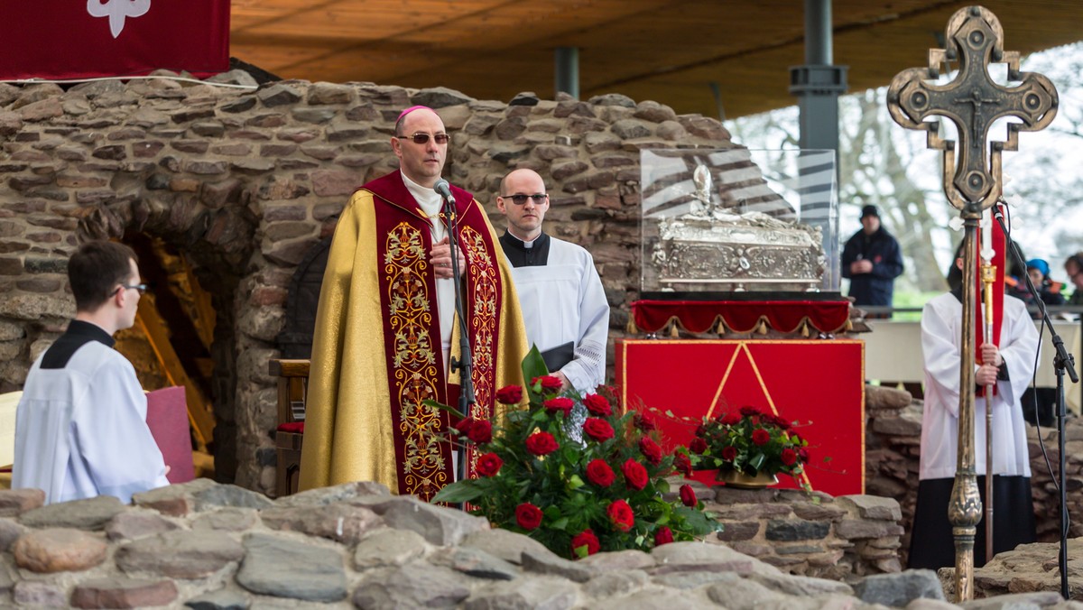 Wyspa Ostrów Lednicki - zdaniem wielu historyków - to miejsce chrztu Mieszka I. Stąd pochodzi jedna z największych kolekcji zabytków z początków chrześcijaństwa, z najstarszym w Polsce relikwiarzem - fragmentem krzyża Chrystusa. Niewykluczone, że relikwiarz jest pamiątką z czasu chrztu Mieszka I.