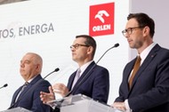 Konferencja prasowa PKN Orlen. Od prawej stoją: Daniel Obajtek,   prezes Orlenu, premier Mateusz Morawiecki oraz minister aktywów państwowych Jacek Sasin, Warszawa, lipiec 2020 r.