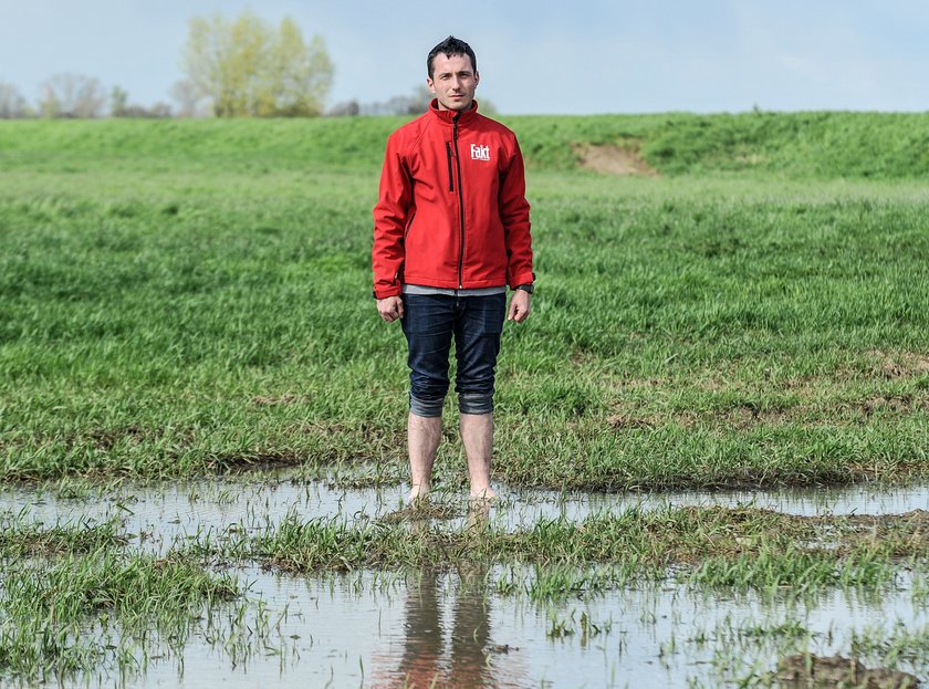 Pielgrzymi  ugrzęzną w błocie