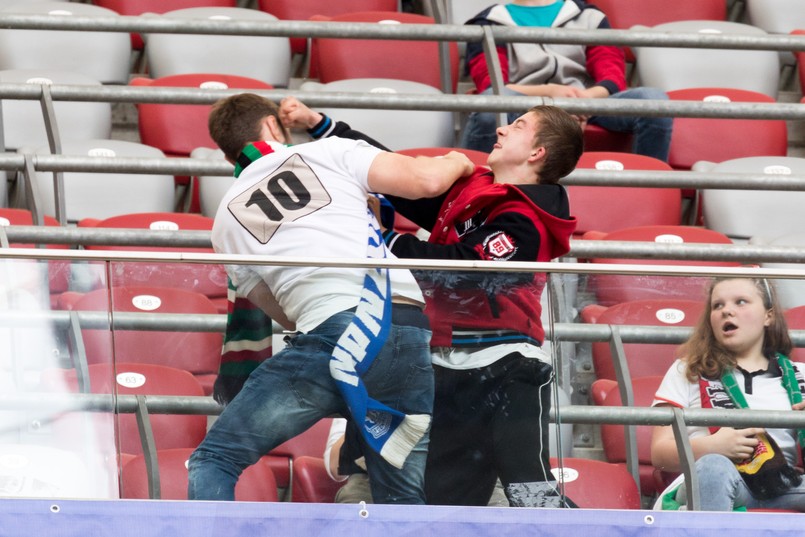 Rzecznik prasowy PZPN Jakub Kwiatkowski poinformował, że w czwartek można spodziewać się decyzji w sprawie kar po finale Pucharu Polski. Spotkanie na PGE Narodowym było przerywane z powodu rzucania rac na murawę.