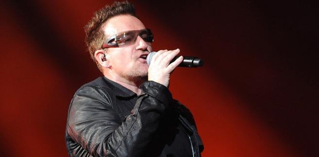 <b>5. U2 - ich trasa koncertowa przyniosła 389 mln dolarów</b>
<br>
<br>
Trasa 'Vertigo Tour' trwała rok (przełom 2005 i 2006 roku). U2 dali 131 koncertów dla 4,6 mln fanów. 
<br>
Bono wspominał potem, że z tej trasy szczególnie zapadł mu w pamięć koncert na Stadionie Śląskim w Chorzowie - podczas wykonywania utworu 'New Year's Day', który powstał z inspiracji historią polskiej 'Solidarności', 80 tysięcy ludzi utworzyło biało-czerwoną flagę.