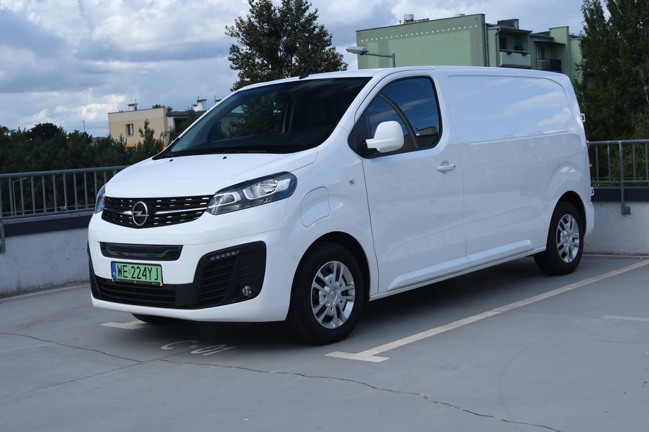 Opel Vivaro-e furgon Long ma 496 cm długości, 220 cm szerokości (z lusterkami bocznymi) i niespełna 190 cm wysokości. Ten ostatni parametr sprawia, że może wjechać do większości garaży podziemnych. 