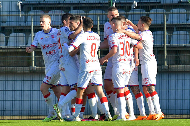 Zawodnicy Rakowa Częstochowa cieszą się z gola podczas meczu 29. kolejki piłkarskiej Ekstraklasy z Miedzią Legnica