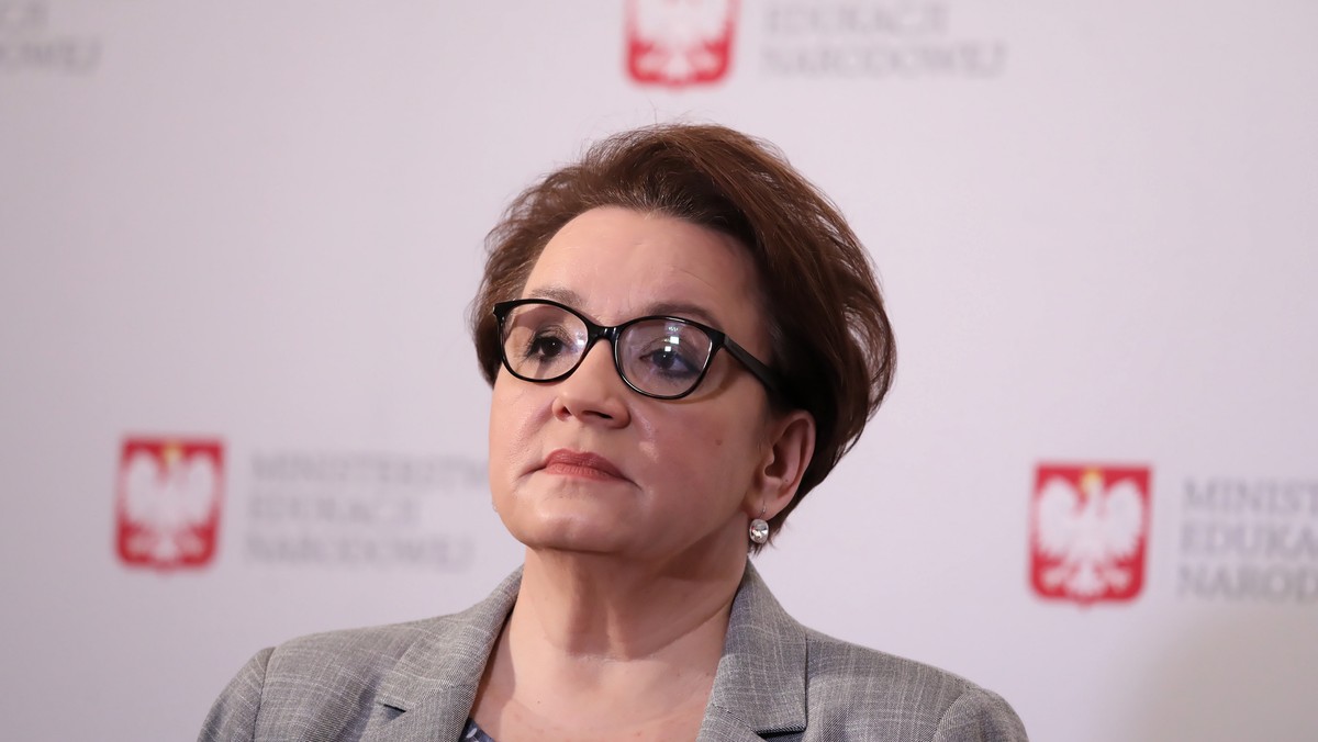 Mamy gwarancje Ministerstwa Finansów, że będzie dodatkowy miliard złotych na drugą w tym roku - wrześniową podwyżkę dla nauczycieli - poinformowała dziś na konferencji prasowej minister edukacji narodowej Anna Zalewska. Podała, że zwiększona zostanie subwencja oświatowa.