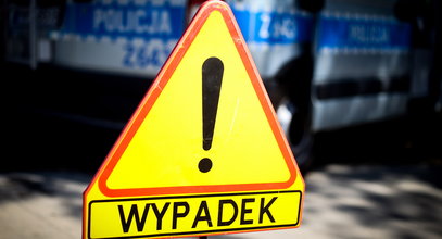 Koszmarny wypadek na łuku drogi. 20-latek jechał w przyczepce za quadem, nie żyje