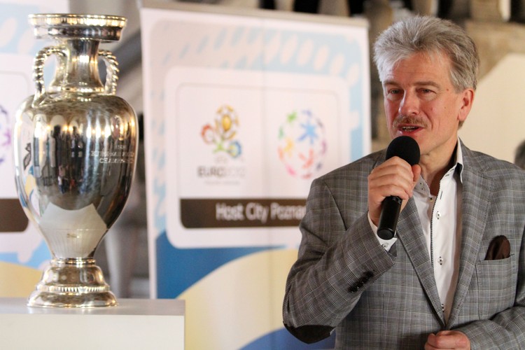 Ryszard Grobelny poza sprawowaniem funkcji prezydenta Poznania jest wykładowcą, reprezentuje miasto w radzie nadzorczej Międzynarodowych Targów Poznańskich i zasiada w radzie Narodowego Funduszu Ochrony Środowiska i Gospodarki Wodnej. Dzięki temu zarobił dodatkowo 85,5 tys złotych.