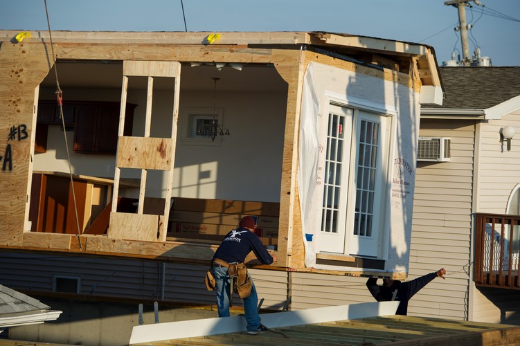 Składanie domów modułowych w miejscu, które wcześniej zostało zniszczone przez huragan Sandy. Long Beach, Nowy Jork, 29.10.2013 (6)