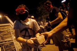 Premier wraca do Turcji, a tłum żąda jego dymisji