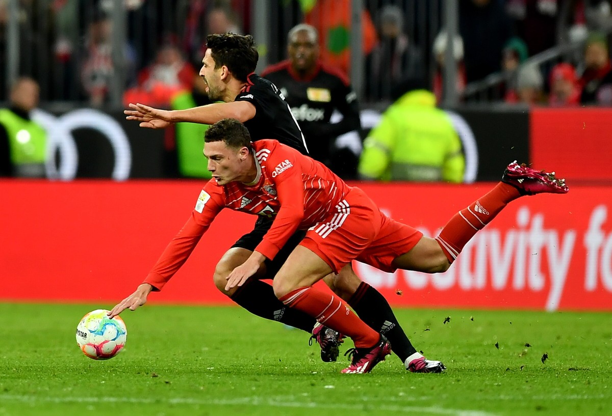 epa10492642 Munich's Benjamin Pavard (L) in action against Unionâ€™s Rani Khedira (R) during the German Bundesliga soccer match between FC Bayern Munich and 1. FC Union Berlin in Munich, Germany, 26 February 2023. EPA/ANNA SZILAGYI CONDITIONS - ATTENTION: The DFL regulations prohibit any use of photographs as image sequences and/or quasi-video. Dostawca: PAP/EPA.