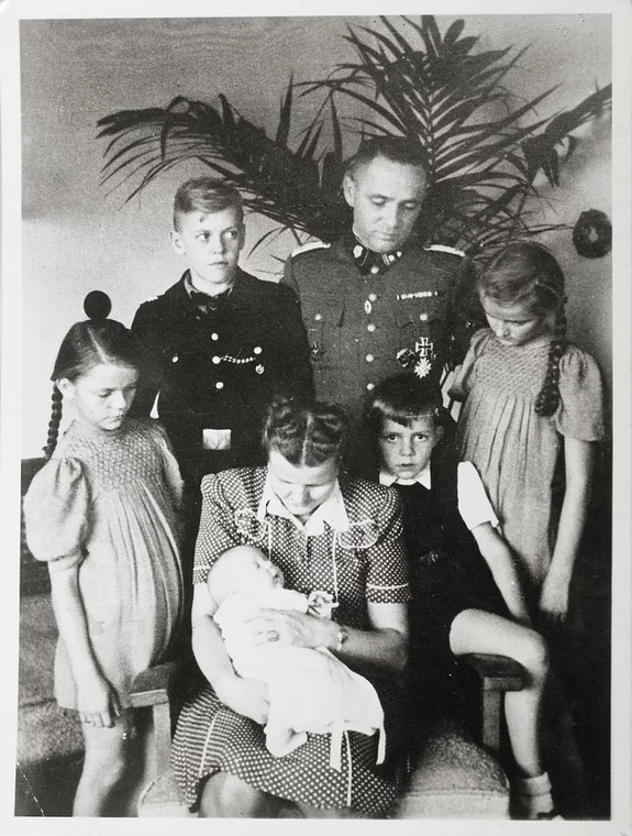 Rodzina Hössów w willi w Auschwitz, 1943 r. Od lewej w pierwszym rzędzie: Inge-Brigitt (Brigitte), Hedwig z Annegret, Hans Jürgen, Heidetraud, nad nimi Klaus i Rudolf