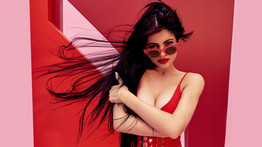 Ezzel a testtel mindent el lehet adni: Kylie Jenner cickója mellett észre sem venni a napszemcsit, amit reklámoz