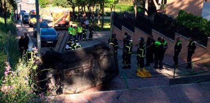 Samochód spadł ze schodów. W środku byli młodzi ludzie