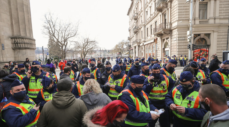 A rendőrség cáfolja, hogy gumibottal gyomorszájon vágták volna a Mi Hazánk politikusát /Fotó: Zsolnai Péter