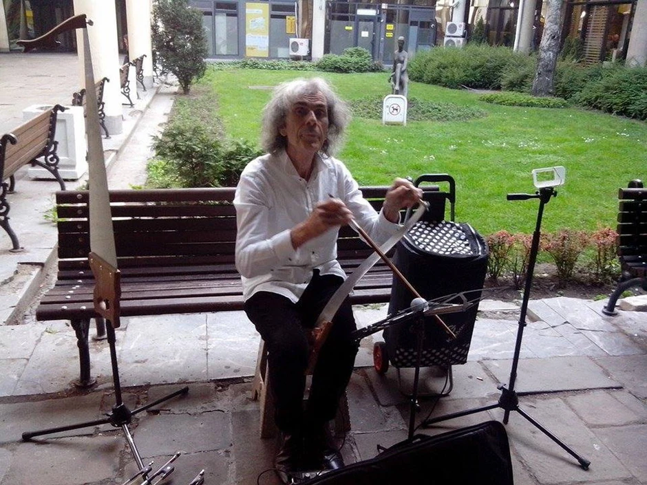 Testera je specijalno izrađena za potrebe sviranja pa nije oštra