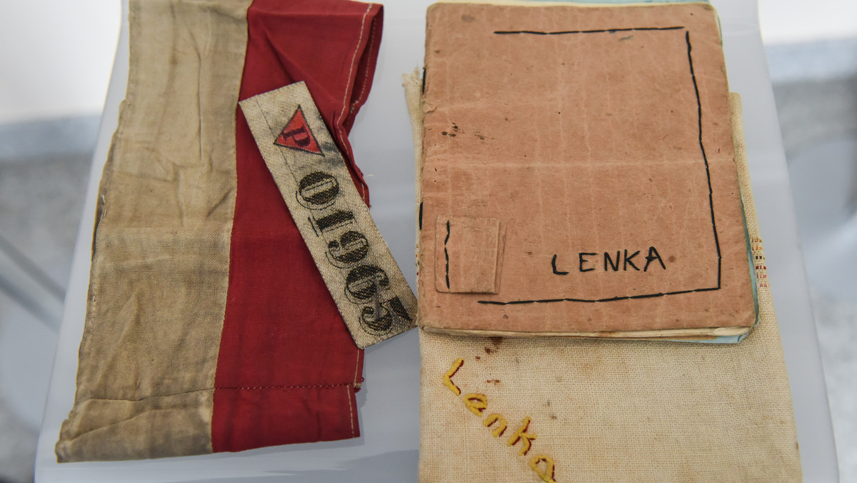 Prócz unikalnego notatnika, Muzeum wzbogaciło się również o powstańczą opaskę i numer obozowy. Nowe eksponaty pokazano w sobotę podczas obchodów 78. rocznicy pierwszego transportu więźniów do obozu koncentracyjnego Stutthof.