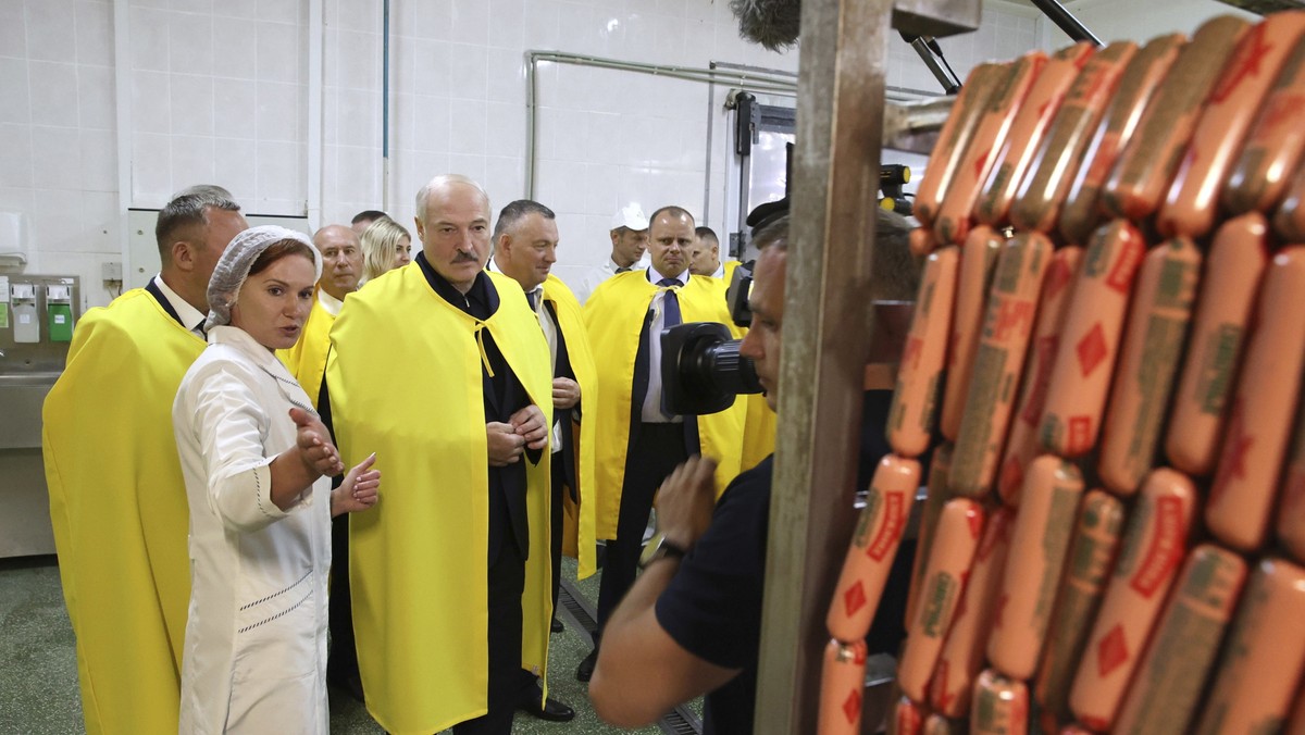 Aleksander Łukaszenka wizytuje zakłady przetwórstwa rolniczego im. Feliksa Dzierżyńskiego w okolicach Mińska, sierpień 2020 r.