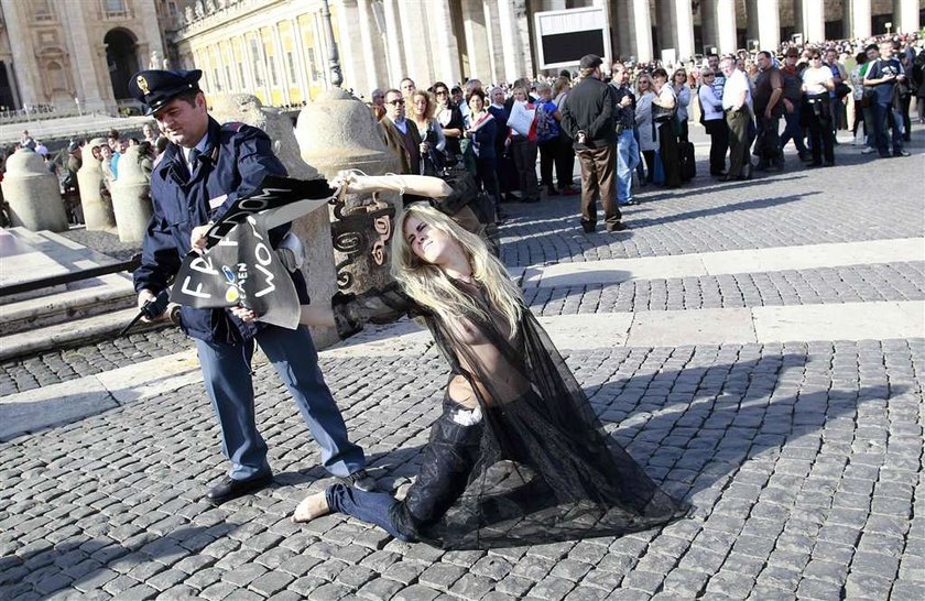 Chciały pokazać piersi papieżowi. FOTO