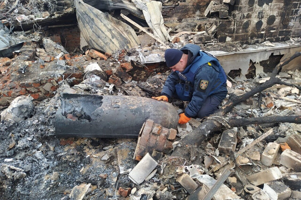 Praca saperów Państwowej Służby Ukrainy ds. Sytuacji Nadzwyczajnych w atakowanych przez Rosjan ukraińskich miejscowościach