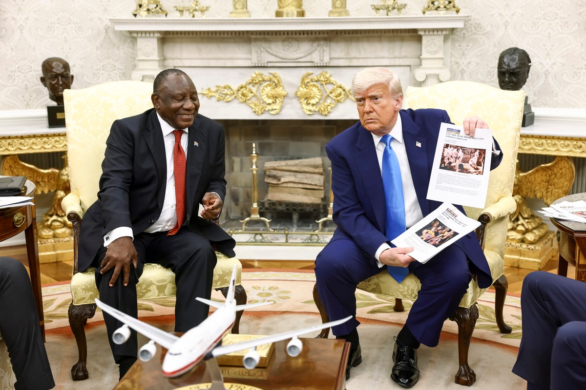 Prezydent USA Donald Trump na spotkaniu z prezydentem RPA Cyrilem Ramaphosą zaprezentował zrzut ekranu z nagrania Reutersa, twierdząc, że przedstawia masowe zabójstwa białych mieszkańców RPA