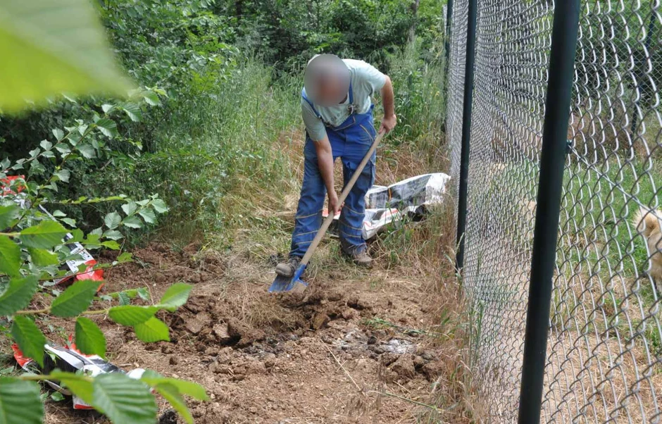 Leševi životinja pronađeni zakopani kraj ograde azila