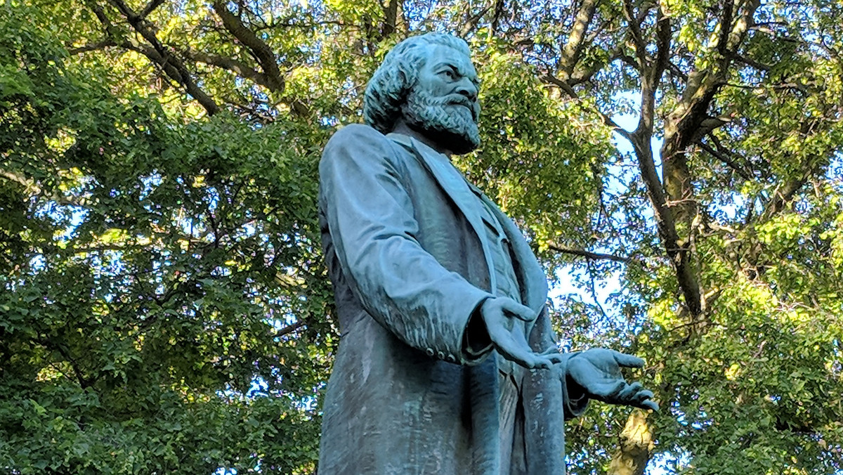Pomnik byłego niewolnika i abolicjonisty Fredericka Douglassa w Rochester, postawiony w miejscu gdzie wygłosił w 1852 roku słynne przemówienie o fikcji Dnia Niepodległości dla niewolników został zdewastowany przez nieznanych sprawców.