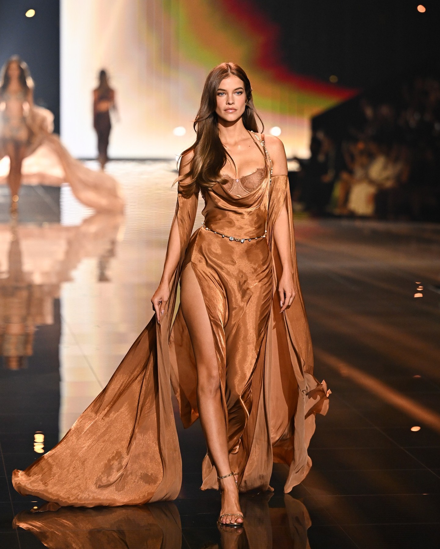 Palvin Barbara a mélyen dekoltált, éteri kreációjában először bronz csipkemelltartóját villantotta meg...