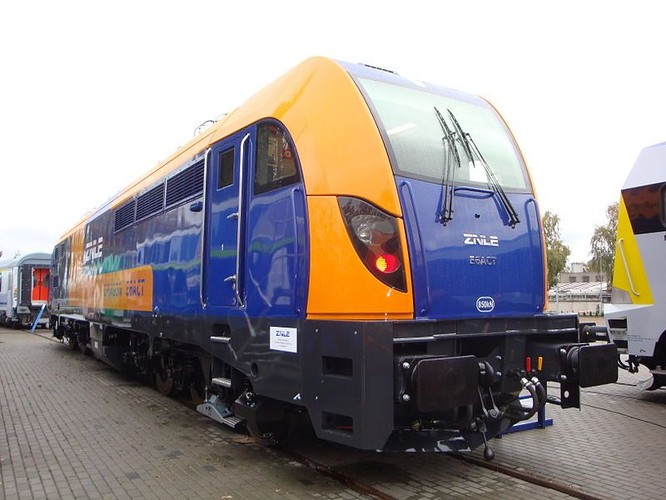 Newag chciałby, żeby był to następca elektrowozu ET22, którego ponad tysiąc sztuk powstało w latach 1969-1989 w zakładach PaFaWag we Wrocławiu (dziś należą do kanadyjskiego Bombardiera). 
Przez cały 2011 r. w ramach eksploatacji nadzorowanej lokomotywę Dragon testowali przewoźnicy towarowi STK, PKP Cargo, Pol-Miedź Trans i Lotos Kolej. W ramach tych testów Dragon Newagu przejechał 77,9 tys. km, czyli prawie dwa razy więcej niż długość równika. Dotychczas dziewięć Dragonów zamówiło dwóch przewoźników towarowych: STK i Lotos Kolej.
Zdj. DRAGON Newag; plik na licencji Creative Commons; autor: Travelarz