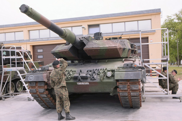 Podstawowym uzbrojeniem czołgu Leopard 2A5 jest armata gładkolufowa 120 mm Rh-M-120. Ponadto do dyspozycji załogi jest przeciwlotniczy km MG3A1 7,62 mm, sprzężony z armatą 7,62 mm km MG3A1 oraz 16 wyrzutni granatów dymnych.Fot. (lm/jkm) PAP/Lech Muszyński