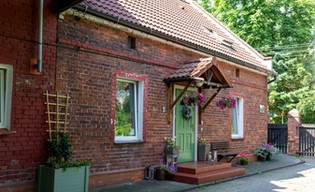 Tam, gdzie płot dzieli sąsiadów. Świat Kargula i Pawlaka w gminie Czernica